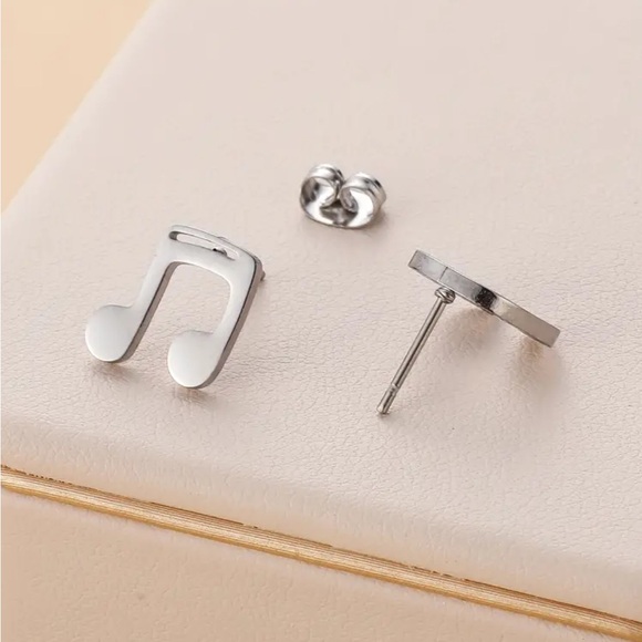 Asymmetric Design Headphone & Musical Note Stud Earrings - Picture 2 of 5